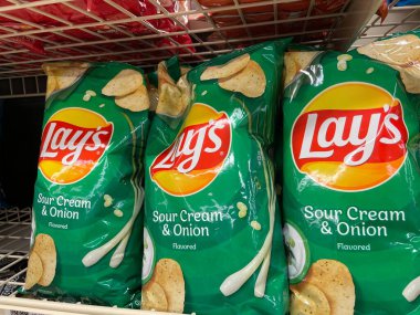 Grovetown, Ga USA - 03 10 10 23: Market Lats cipsleri ekşi krema ve soğan