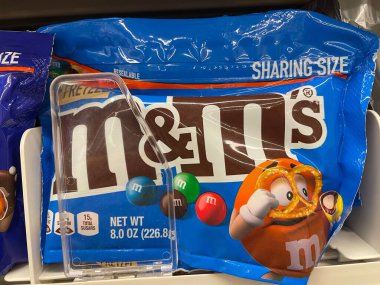 Grovetown, Ga USA - 03 10 10 23: Market şekerleme bölümü MM çantalı pretzel