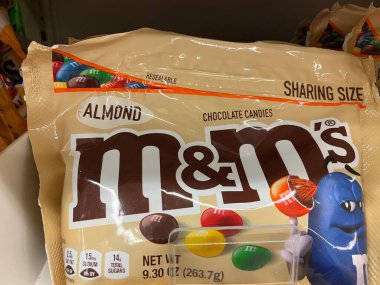 Grovetown, Ga USA - 03 10 10 23: Market şekerleri bölümü badem poşetleri