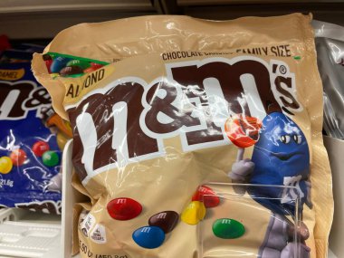 Grovetown, Ga USA - 03 10 10 23: Market şekerleme bölümü MM 'nin badem büyük çantası