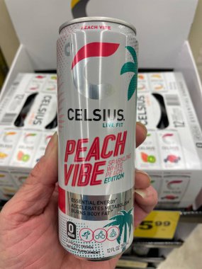 Grovetown, Ga USA - 03 10 10 23: Celsius enerji içeceği el ele tutuşması