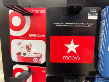 Grovetown, Ga USA - 03 10 10 23: Market hediye kartı seçimi çeşitli kırmızı ve beyaz kartlar