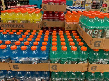 Grovetown, Ga USA - 03 10 10 23: Market Gatorade vitrinleri istiflenmiş kutular