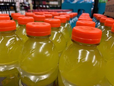 Grovetown, Ga USA - 03 10 10 23: Market Gatorade yeşil bluzları sergiliyor