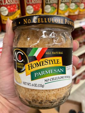 Grovetown, Ga USA - 03 10 23: Market 4 C rendelenmiş parmesan peyniri