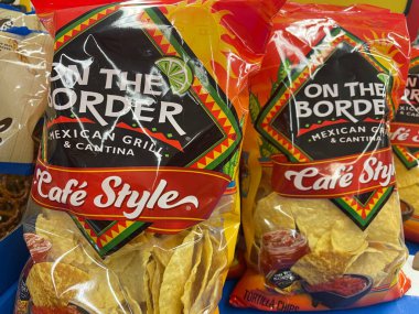 Grovetown, Ga USA - 03 10 10 23: Market Sınırdaki mısır cipsi poşetinde sergileniyor