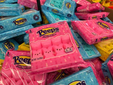 Grovetown, Ga USA - 03 10 10 23: Market Peeps Paskalya şekerleri paketleri çeşitli vitrinler
