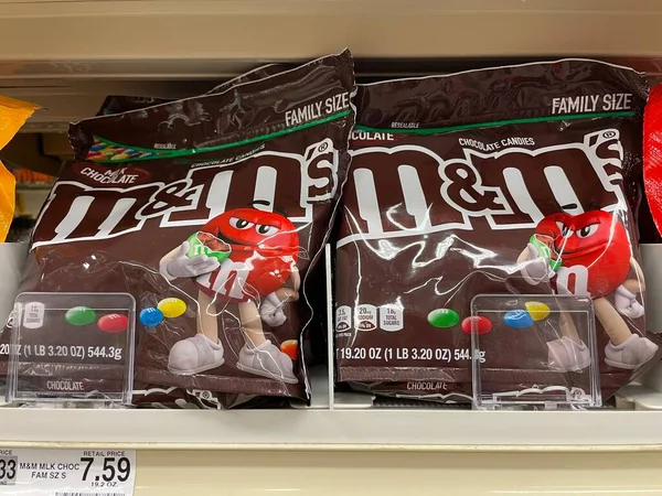 Grovetown Usa Lebensmittelgeschäft Bonbonabteilung Mms Beutel Schokolade Und Preis — Stockfoto