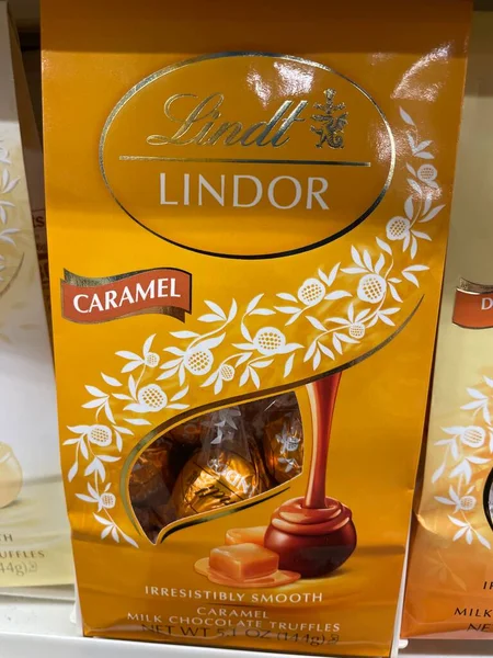 Grovetown Usa Grocery Store Candy Section Lindt Lindor Caramel — стокове фото