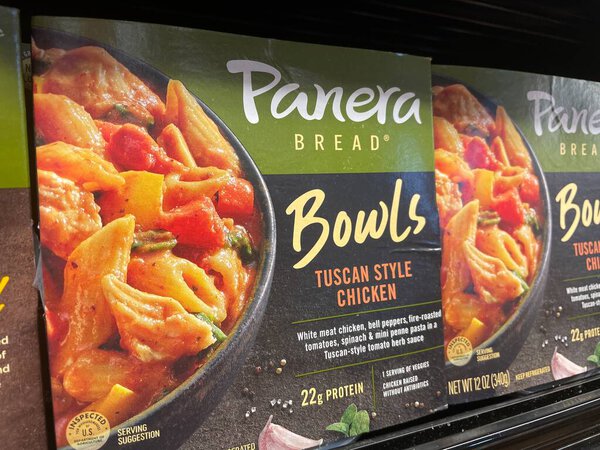 Grovetown, Ga USA - 03 10 23: Ужин в продуктовом магазине Panera Bowls