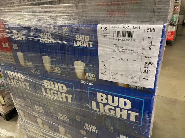 Grovetown Usa Tienda Comestibles Bud Light Beer Pallet Delivery Wrapped —  Fotos de Stock