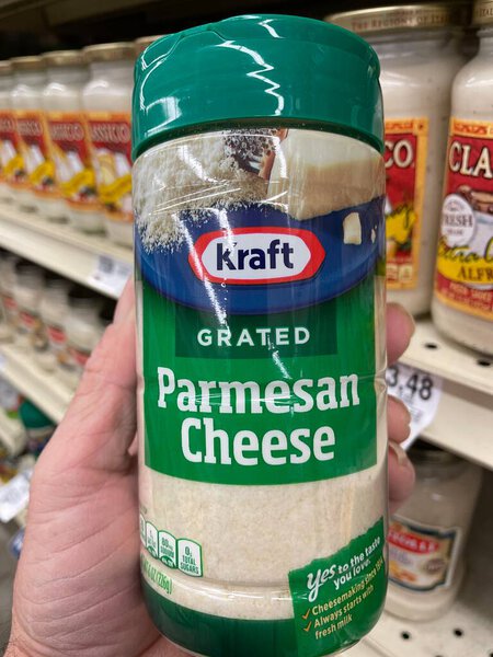 Grovetown, Ga USA - 03 10 23: Продуктовый магазин Kraft original grated parmesan cheese