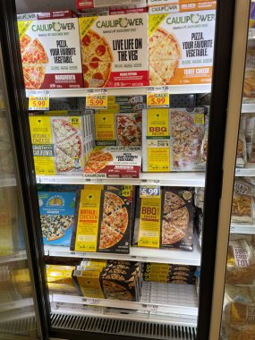 Grovetown, Ga USA - 11 10 22: Market Caulipower vejetaryen dondurulmuş pizza bölümü