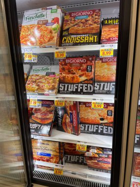 Grovetown, Ga USA - 11 10 22: Market dondurulmuş pizzacı DiGiorno çeşidi