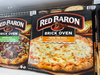 Grovetown, Ga USA - 11 10 22: Market Red Baron dondurulmuş pizza peynir üçlüsü