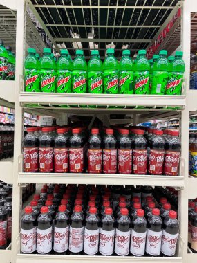 Grovetown, Ga USA - 11 10 22: Market Mtn Dew ve Dr Pepper 6 paket