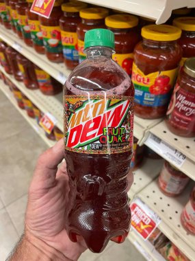 Grovetown, Ga USA - 11 10 22: Market Mtn Dew Fruit Quake 20 ons içecek