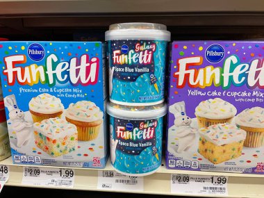 Grovetown, Ga USA - 11 10 22: Market Pillsbury Funfetti dondurması ve raf fiyatlı kek karışımı