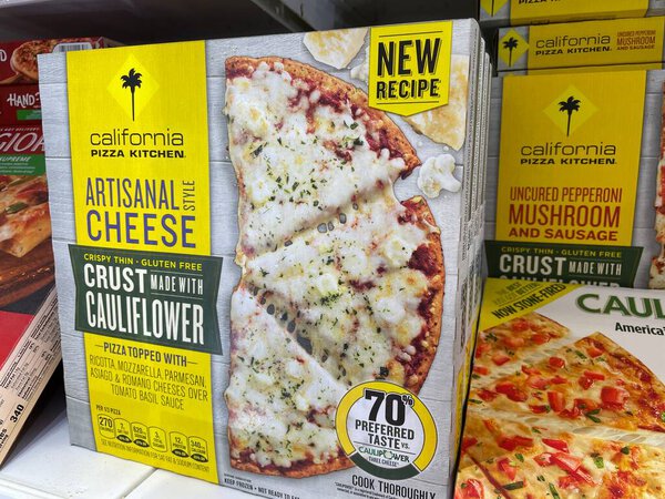 Grovetown, Ga USA - 11 10 22: Продуктовый магазин California cauliflower frozen pizza