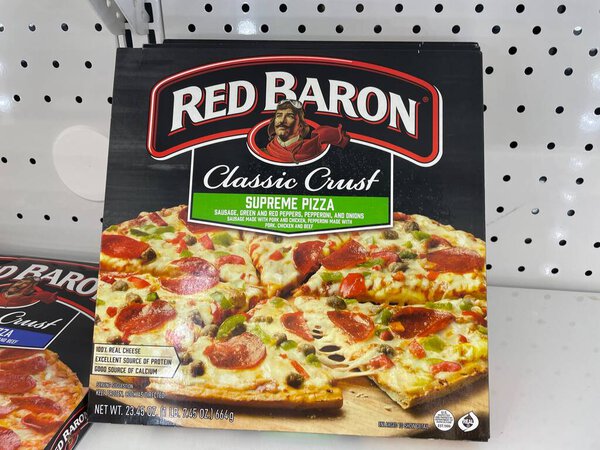 Grovetown, Ga USA - 11 10 22: Продуктовый магазин Red Baron frozen pizza supreme