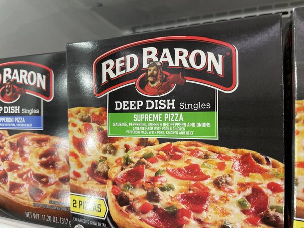 Grovetown, Ga USA - 11 10 22: Продуктовый магазин Red Baron frozen pizza supreme