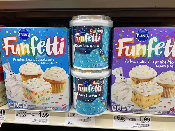 Grovetown Usa Продуктовый Магазин Pillsbury Funfetti Frosting Cake Mix Shelf — стоковое фото