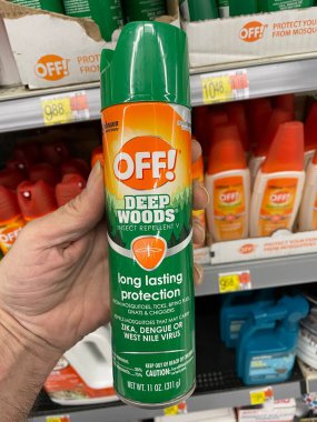 Martinez, Ga USA - 03: 12 Walmart 'ın iç kolu böcek ilacı püskürtücüden uzak duruyor