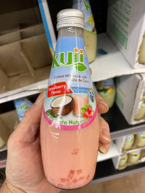 Martinez, Ga USA - 03: 12 Walmart iç mimarisi Kuii çilekli hindistan cevizi sütü