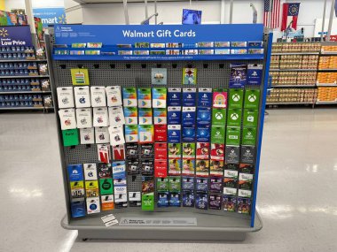 Martinez, Ga USA - 03: 12 Walmart iç hediye kartı merkezi çeşitli oyun kartları