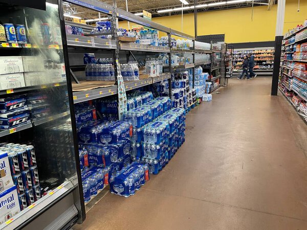 Martinez, Ga USA - 03 12 23: Внутренние футляры Walmart с водой сложены на полу