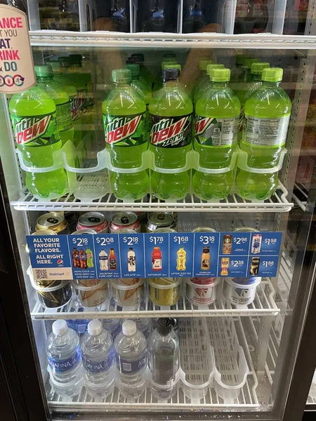 Martinez Usa Interno Walmart Mtn Dew Drink Cooler Con Prezzi — Foto Stock