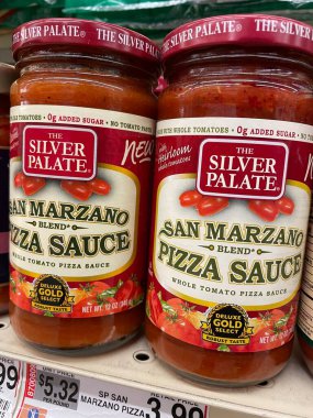 Grovetown, Ga USA - 03: 12 Market Gümüş Tabak pizza sosu cam kavanozda