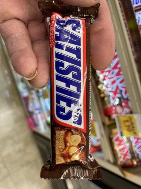 Grovetown, Ga USA - 03: 12 23: Market Snickers çikolatası