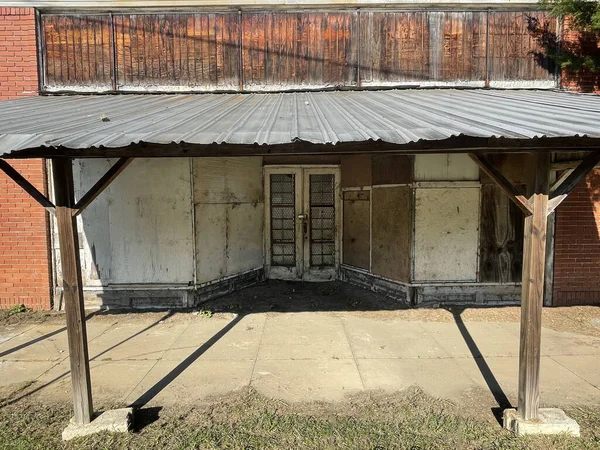 Burke County Eua Antigo Tijolo Abandonado Edifício Entrada Frontal Telhado — Fotografia de Stock
