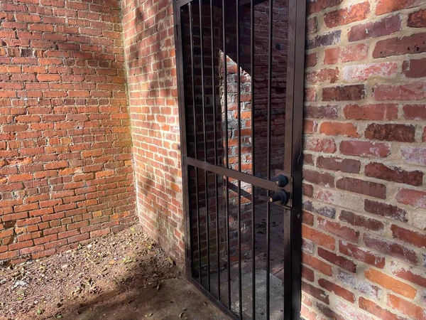 Burke County Eua Antigo Prédio Tijolos Abandonados Trancado Porta Bar — Fotografia de Stock