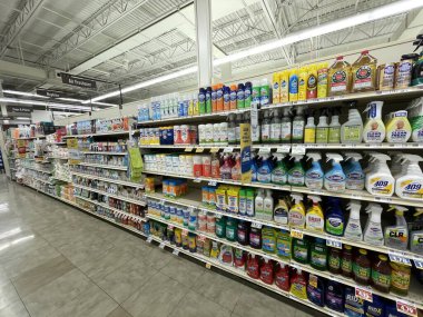 Grovetown, Ga USA - 10 22 22: Bir bakkalda kimyasal koridoru temizleme