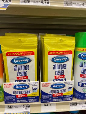 Grovetown, Ga USA - 10 22 22: Tüm amaç temizleyici paketleri bir rafa ve fiyata yerleştirmek