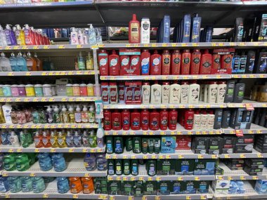 Augusta, Ga USA - 09 01 22: Walmart mağazasının iç yıkama ve sabunları
