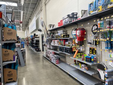 Augusta, Ga USA - 09 01 22: Walmart mağazasının iç tenis bölümü