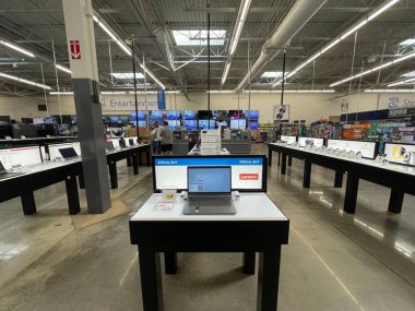 Augusta, Ga USA - 09 01 22: Walmart mağazasının iç dizüstü bilgisayarları