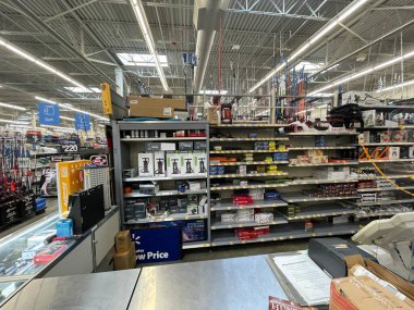 Augusta, Ga USA - 09 01: 22: Walmart mağazası iç cephane satış sayacı