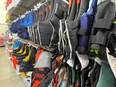 Augusta, Ga USA - 09 01 22: Walmart mağazasının iç can yelekleri