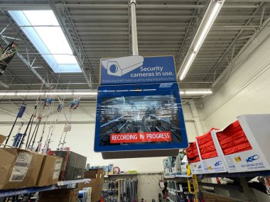 Augusta, Ga USA - 09 01: 22: Walmart mağazasının iç güvenlik kamerası tavanda