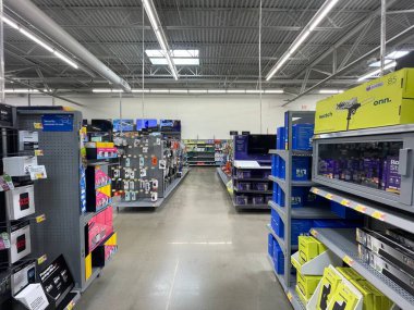 Augusta, Ga USA - 09 01: 22: Walmart 'ın içi elektronik reyonuna bakıyor