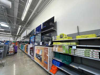 Augusta, Ga USA - 09 01 22: Walmart mağazasının iç duvarı yan görünümü