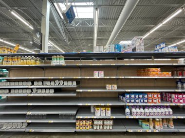 Augusta, Ga USA - 09 01 22: Walmart mağazasının içi boş bebek maması bölümü