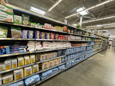 Augusta, Ga USA - 09 01: 22: Walmart 'ın içi fırın içi pişirme koridoru şekeri istiflenmiş