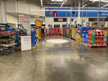 Augusta, Ga USA - 09 01: 22: Walmart mağazasının içi büyük mavi pikap büfesi kaldırıldı