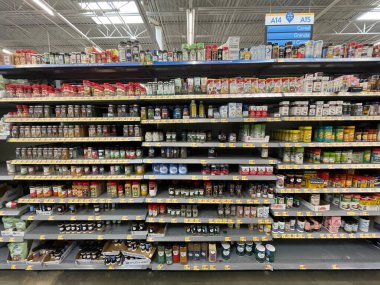 Augusta, Ga USA - 09 01: 22: Walmart mağazası iç baharat bölümü geniş görünüm