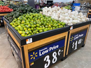 Augusta, Ga USA - 09 01: 22: Walmart mağazası iç üretim departmanı limonları ve beyaz soğanlar
